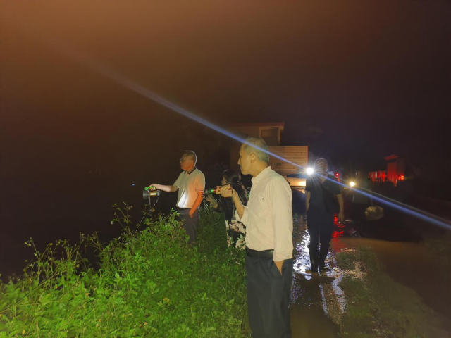 6月17日晚，韶关市水务局检查翁源县严屋大塘水库运行情况。