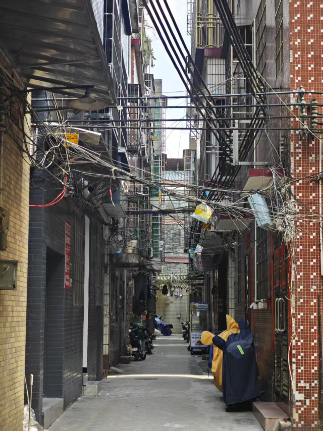 如今的小洲村一副城中村模样