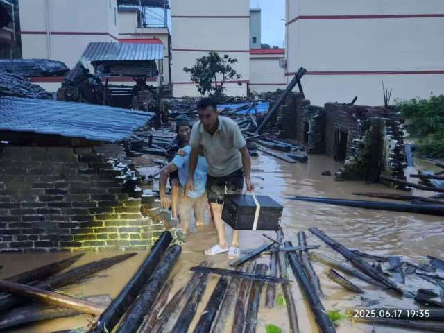 董能威救出被困老人的时候，整座平房只看得见屋顶和墙头。