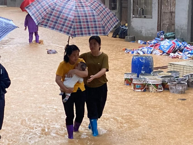 紧急转移受威胁群众