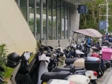 屡屡伤人，深圳电动车加装雨篷乱象怎解？|“电鸡”围城