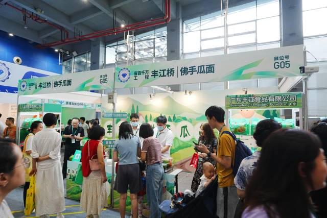 活动设置的展位上，新丰县展位人气旺。