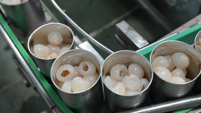 视频｜年产100万罐、远销海外的电白荔枝罐头是如何制成的？