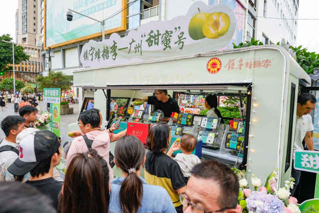 市民争先品鉴、购买镇宁蜂糖李。  