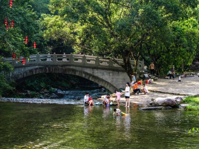 游人乐享石门的树绿水清 