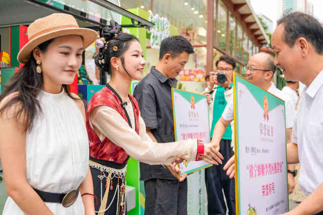 六位来自不同行业的达人获授予“镇宁蜂糖李全球推荐官”。  