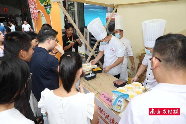 广州酒家 X 百色芒果(田阳)联名甜品吸引众多湾区市民品鉴。 广州酒家 X 百色芒果(田阳)联名甜品吸引众多湾区市民品鉴。
