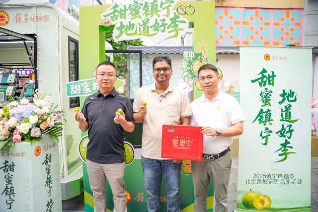 国际友人为镇宁蜂糖李点赞。  