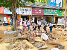 “双百行动”服务队奋战怀集洪灾一线：清淤消杀显高校担当