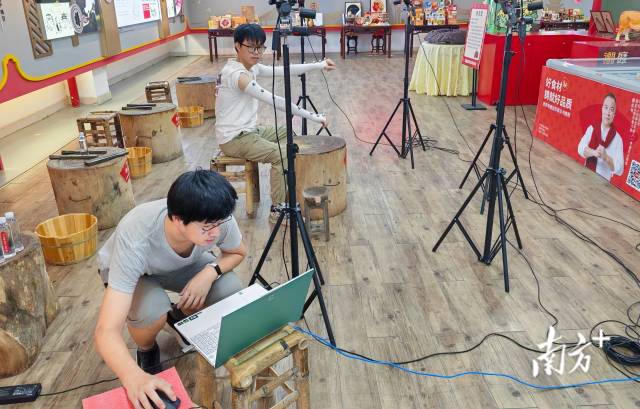 团队通过对多位非遗传承人及资深师傅手打牛肉丸过程的精细观察与数据采集形成数据库。