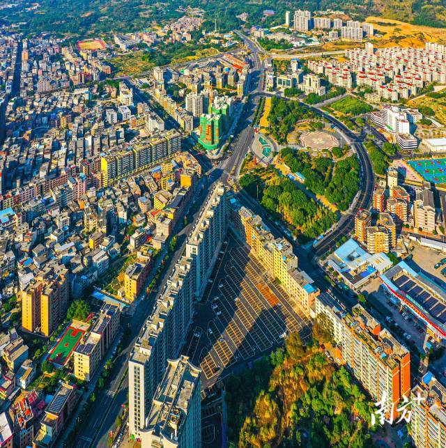 俯瞰三江镇。房翔龙 摄