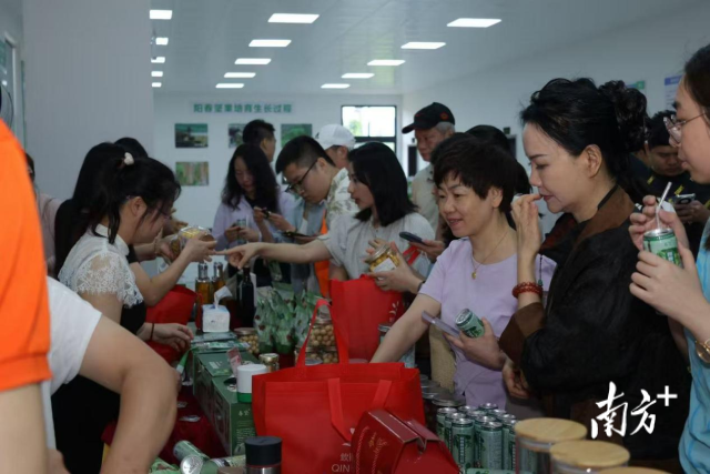 游客参观星宝坚果加工中心展厅。