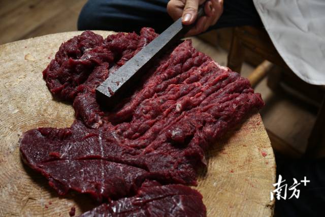 传统手打牛肉丸过程。