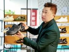 0.5秒闪穿！马斯克同款免提鞋，东莞厚街造