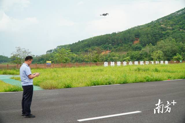 青山绿水间,警用无人机的蜂鸣声划破长空。 南方+ 周柳妤 拍摄