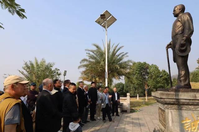 今年3月，吉隆坡广东义山的负责人到云南瑞丽市畹町考察南侨机工回国抗战历史。来源：德宏融媒