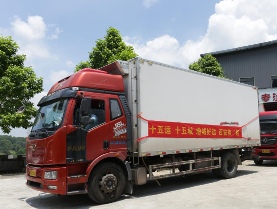 满载原产地仙进奉荔枝的冷链车驰往西安。