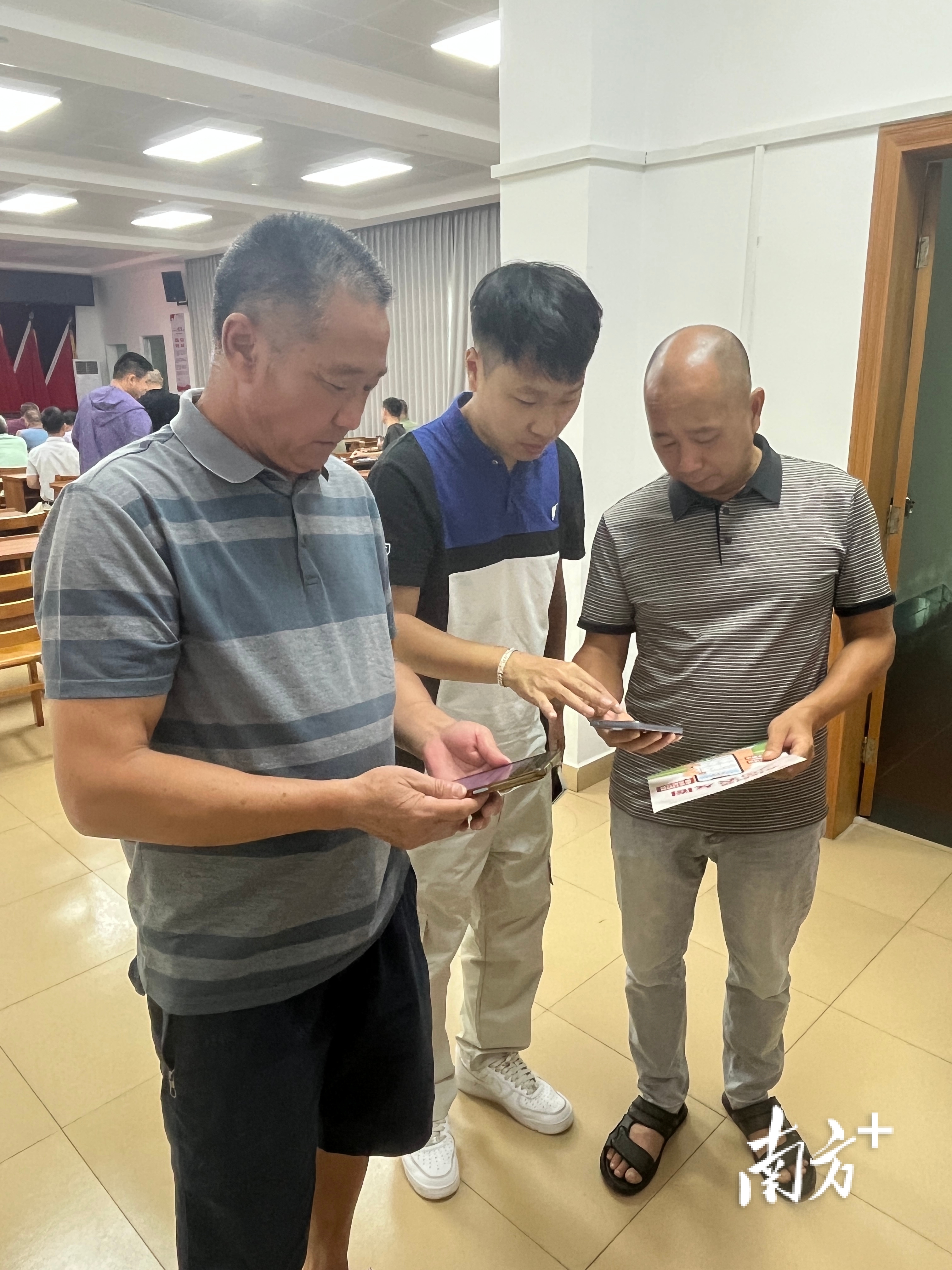 工作人员现场指导农户使用“农友圈”平台