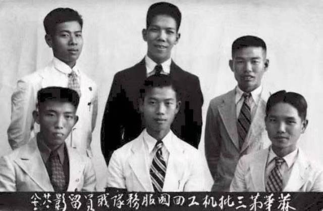 第九批回国南侨机工合影，前排右一为张智源。资料图片