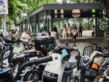 南山白石洲，地铁口以外仍有电鸡“流浪”｜“电鸡”围城调查