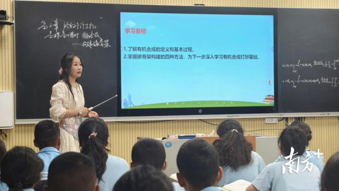 疏附县第二中学教师费琼河展示《有机合成的活动化学首要任务——构建碳骨架》示范课。