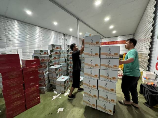 冷库内工人在打包装箱。 冷库内工人在打包装箱。