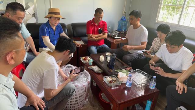 曾小颖与采购商进行交流。 曾小颖与采购商进行交流。