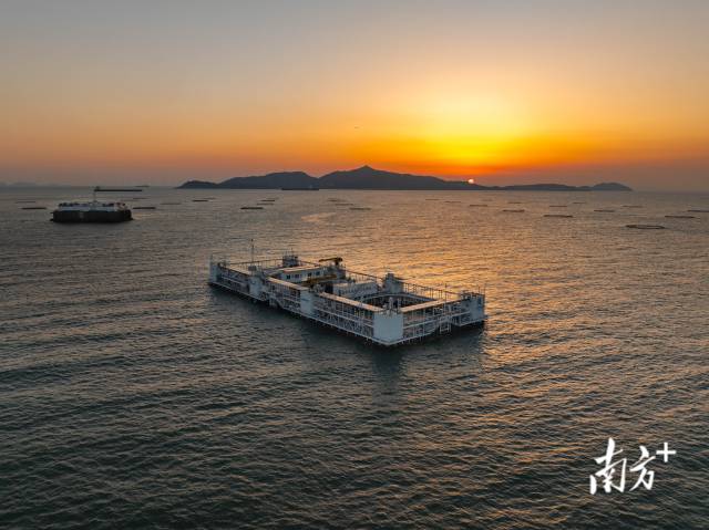 5月12日,夕阳余晖洒在“格盛1号”海洋牧场上。 5月12日,夕阳余晖洒在“格盛1号”海洋牧场上。