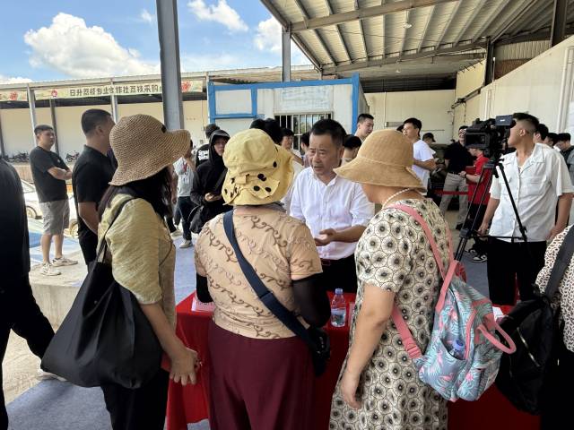 何壁生与采购商交流。 何壁生与采购商交流。