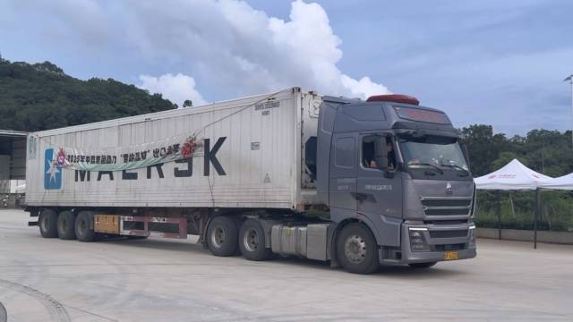 满载“雷岭荔枝”的运输车辆。 满载“雷岭荔枝”的运输车辆。