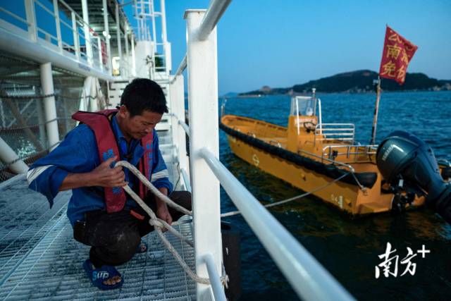 5月12日,傍晚,叶悦和将快艇停靠在平台旁,系紧绳子。 5月12日,傍晚,叶悦和将快艇停靠在平台旁,系紧绳子。
