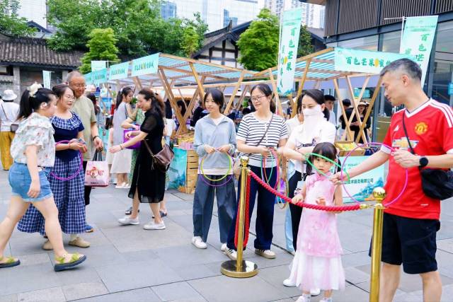 歡樂(lè)套圈圈吸引眾多成都市民參與,。