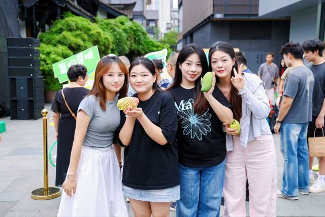 推介會(huì)現(xiàn)場(chǎng),，成都市民采買、打卡不亦樂(lè)乎,。