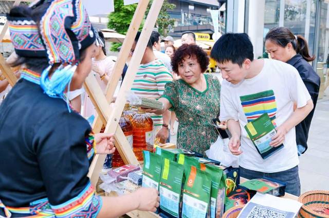 不少“桂字號(hào)”品牌農(nóng)產(chǎn)品,，也在此次推介會(huì)展銷，受到成都市民歡迎,。