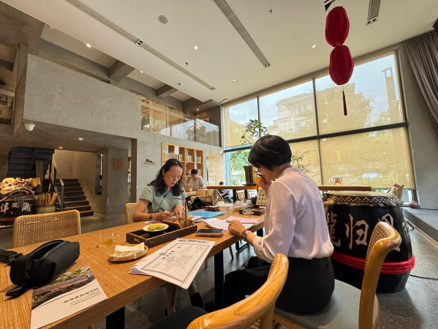 实地评定人员在佛山市顺德区龙归里主题民宿现场评定。