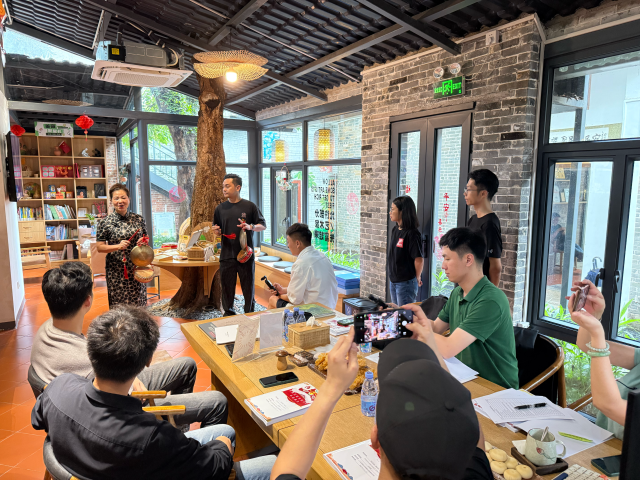 实地评定人员现场观看非遗表演“龙舟说唱”。