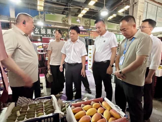 田阳芒果调研团走访雨润市场。左三为广西百色市田阳区副区长韦庭先。