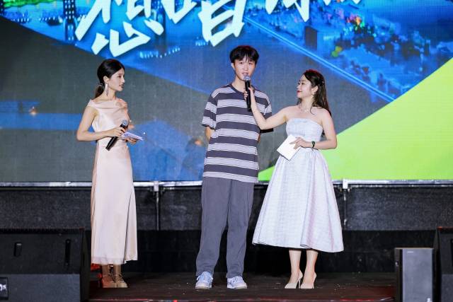 参赛选手代表与主持人互动。  