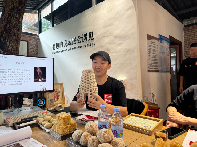 美好院望•聚星里民宿主理人徐灵枝演示非遗烧番塔。