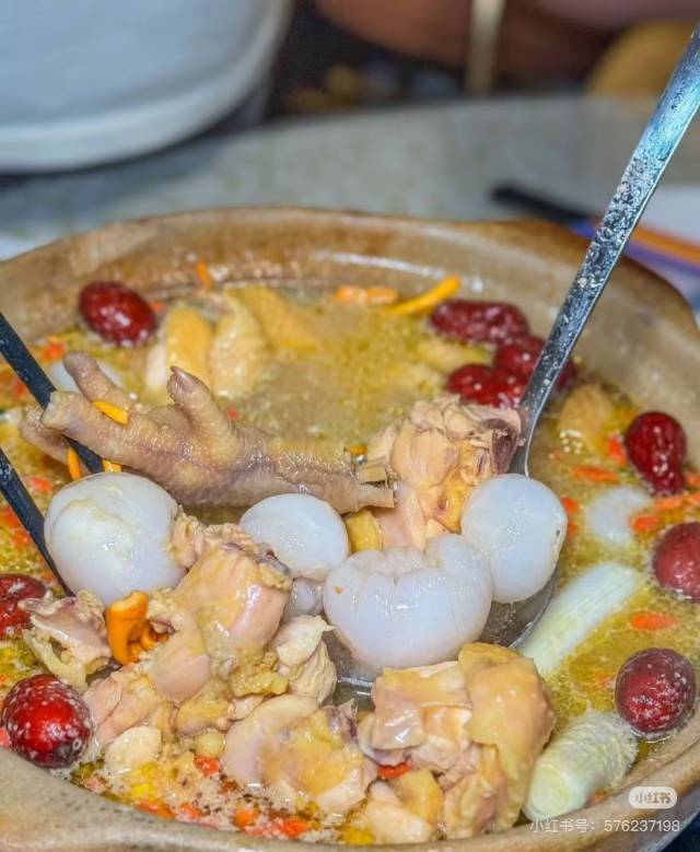 广东煲鸡火遍全网。 广东煲鸡火遍全网。