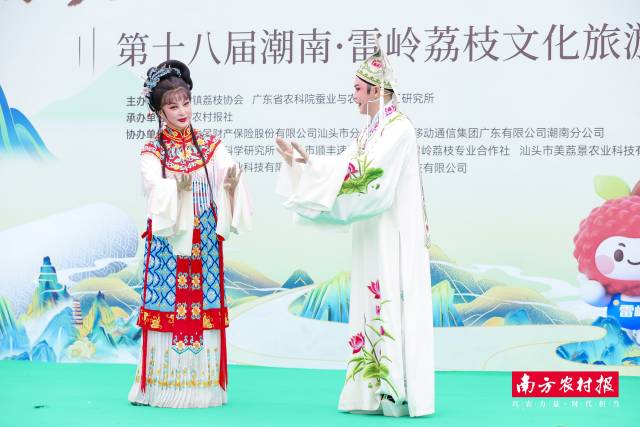 《擲荔》是潮劇《荔鏡記》中的經(jīng)典選段,，講述了泉州才子陳三在潮州元宵佳節(jié)燈會上與潮州富家小姐黃五娘相遇，以荔枝手帕定情,。