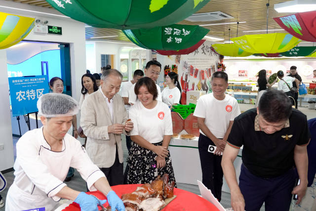 與會嘉賓品鑒麻章優(yōu)質(zhì)農(nóng)特產(chǎn)品,。