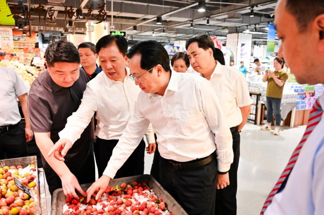 豫粵兩地農(nóng)業(yè)部門調(diào)研廣東荔枝在鄭州商超的銷售情況,。