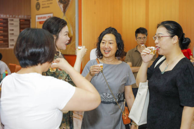 品鑒環(huán)節(jié)中，與會嘉賓品嘗不同年份新會陳皮沖泡的茶湯,。