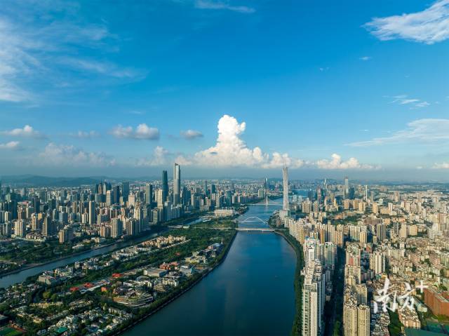 近日，广州天空一云彩呈现出“点赞”形状，像是在为连续多日的蓝天白云美景点赞。林颖轩 摄