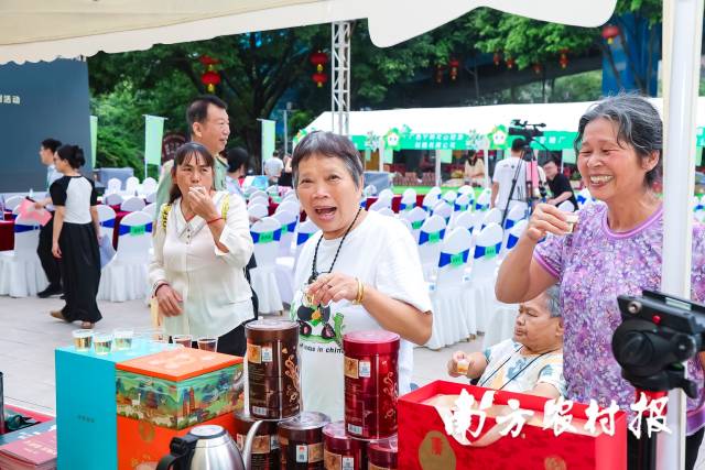 湾区市民体验陈皮星油藤产品。