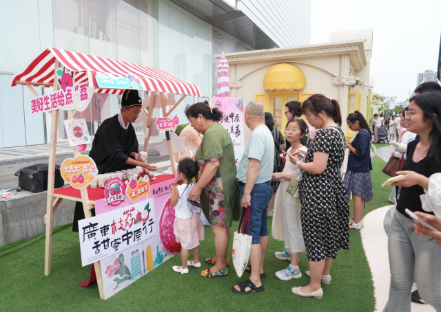 廣東荔枝品鑒推介和快閃活動(dòng)走進(jìn)鄭州核心商圈,、網(wǎng)紅創(chuàng)意園,、街市早餐店等地,。呂華當(dāng) 攝