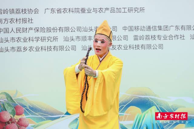 《下山》展現(xiàn)了小僧“本無”向往自由的活潑靈動,，手里一串佛珠千變?nèi)f化。 