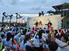 茂名西葛驿站沙滩毕业派对：晚霞为灯海浪伴奏见证孩童成长