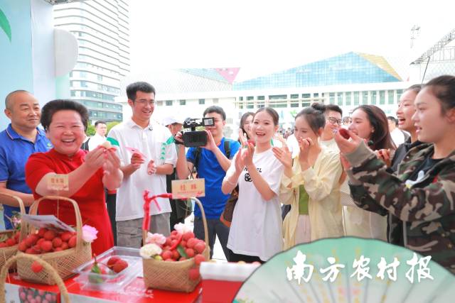 黔西南市民開心品嘗廣東惠州荔枝,。